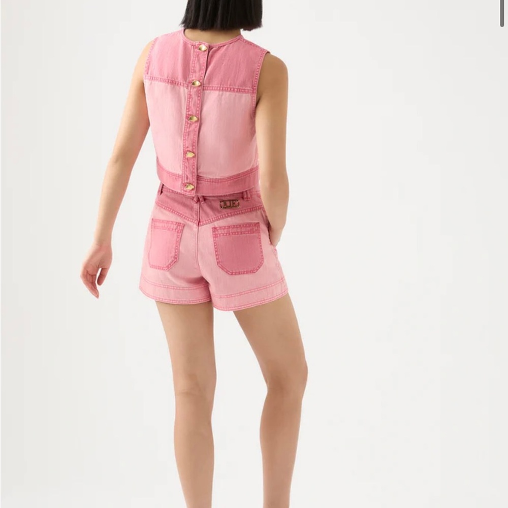 AU 4 (US size 2) ! the zipper is broke but it’s a easy fix